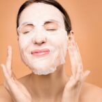 Tłusta cera. Jak pielęgnować skórę z nadmiarem sebum?